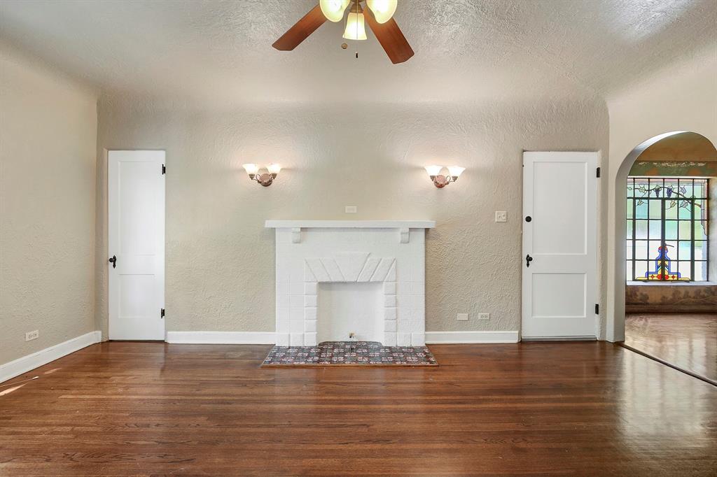 6025 Lewis Street Dallas, TX 75206 - Photo 9 of 37 an empty room with windows and ceiling fan