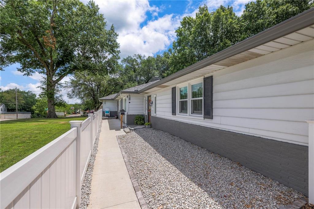 6215 Longview Road Kansas City, MO 64134 - Photo 4 of 40