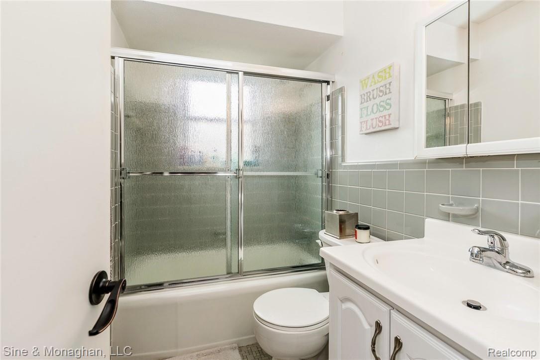 4115 Buckingham Road Royal Oak, MI 48073 - Photo 9 of 22 Full bath, newer vanity