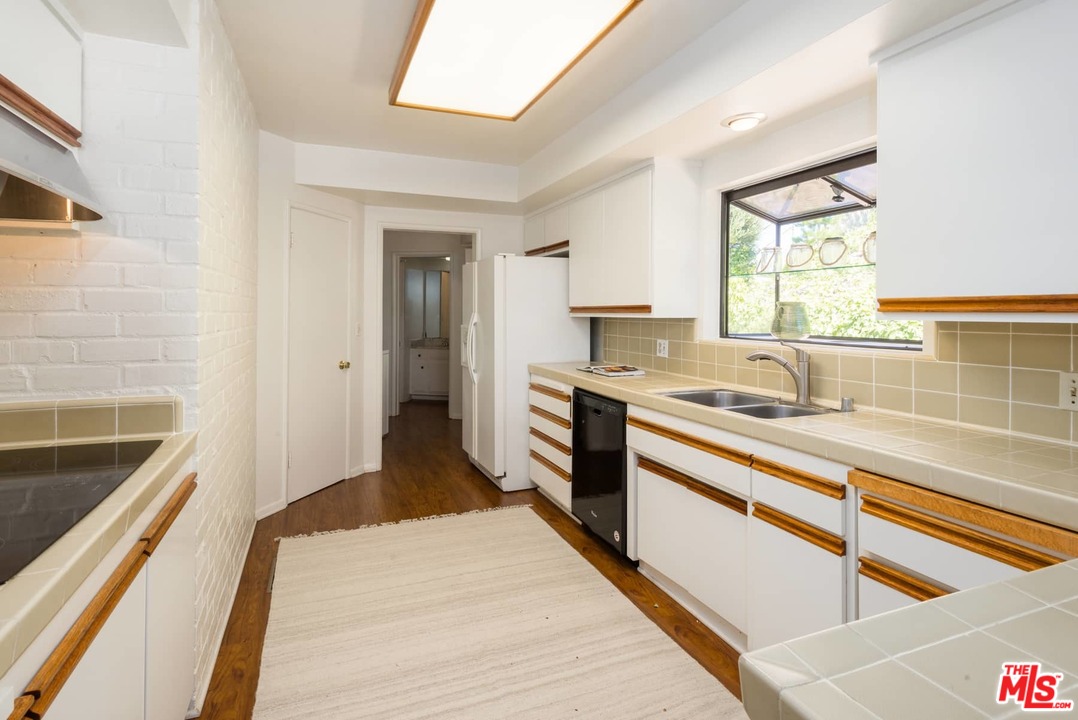 1323 Stradella Road Los Angeles, CA 90077 - Photo 14 of 49