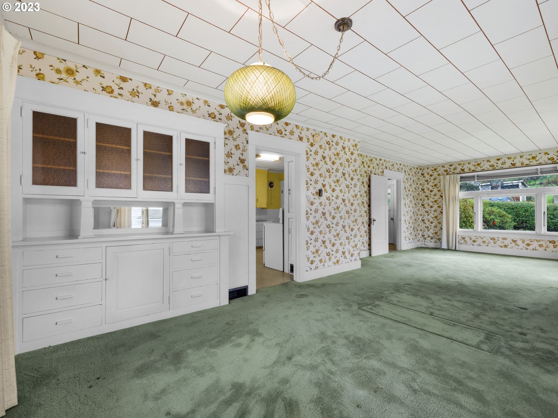 192 West Exchange Street Astoria, OR 97103 - Photo 14 of 34 a view of an empty room with cabinet and a chandelier
