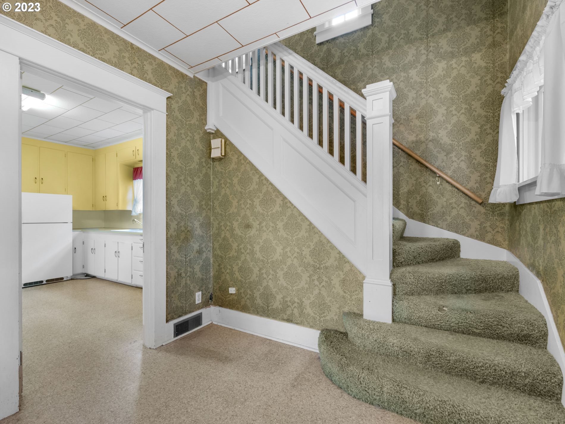 192 West Exchange Street Astoria, OR 97103 - Photo 4 of 34 a view of entryway and hall