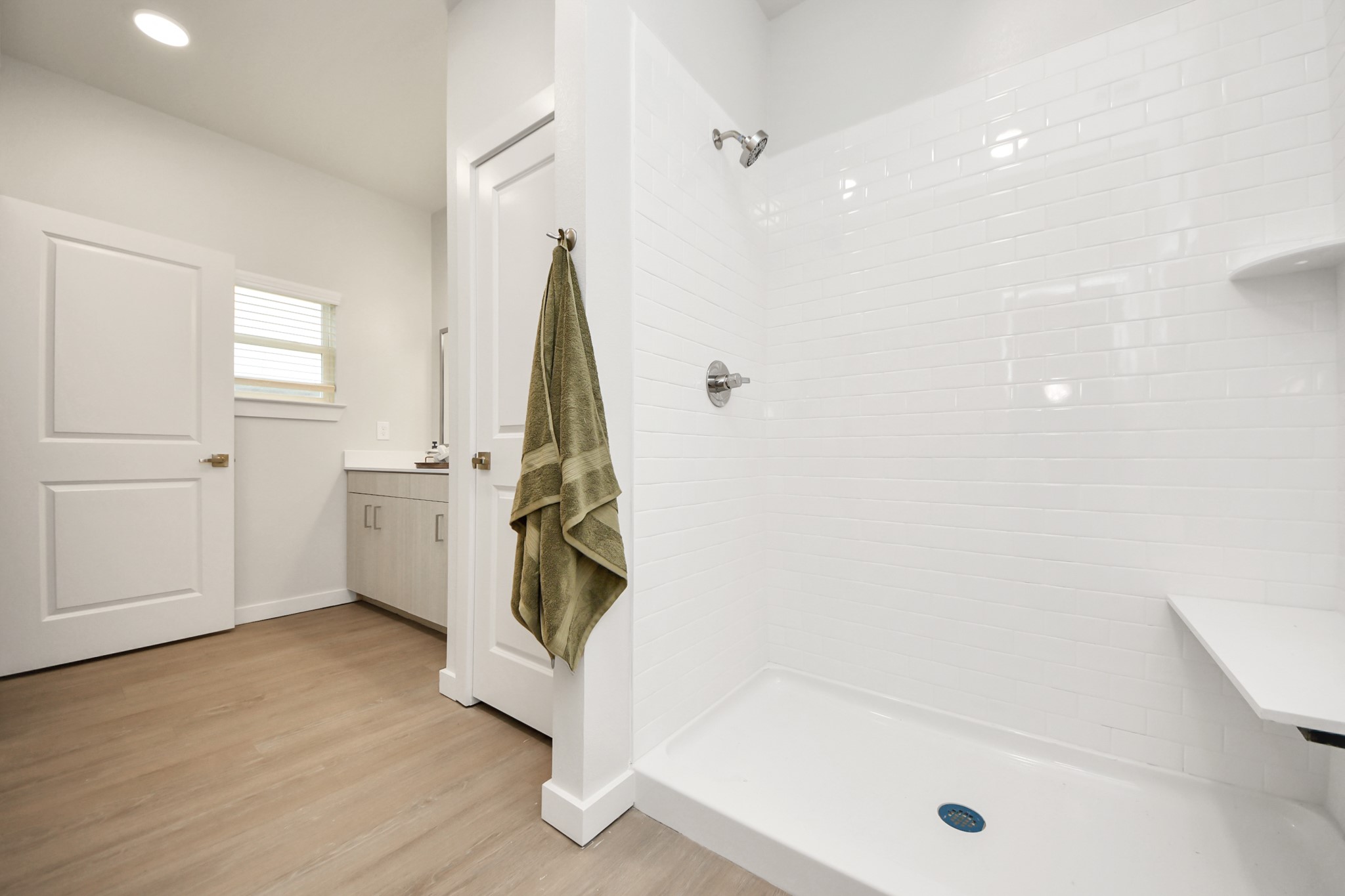 7306 Corey Rushing Lane Richmond, TX 77407 - Photo 28 of 50 a bathroom with a tub and a window