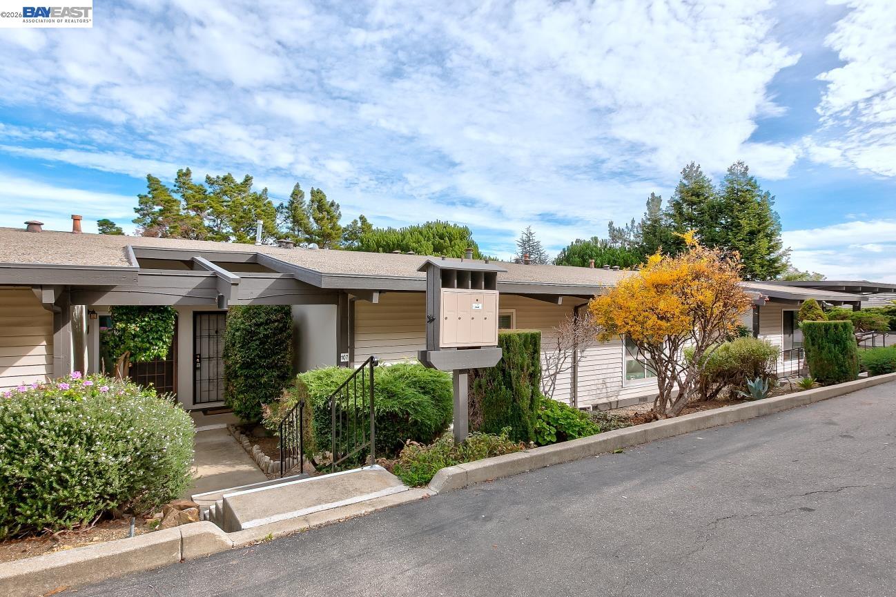 19100 Crest, Unit 107 Castro Valley, CA 94546 - Photo 2 of 23