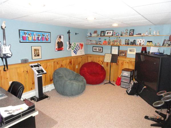 98 Bushy Lane Rutland, MA 01543 - Photo 24 of 30 a workspace with furniture and a air conditioner vent