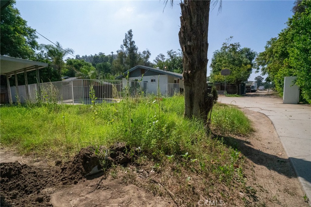 11142 Locust Avenue Bloomington, CA 92316 - Photo 3 of 9