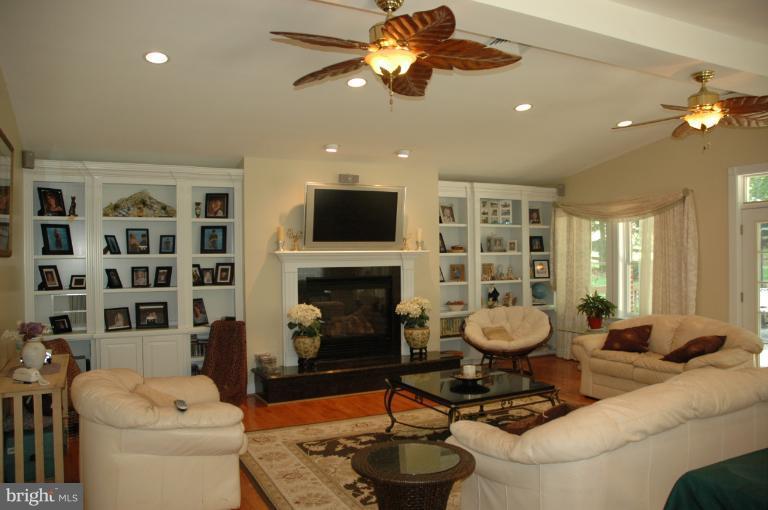 13430 Compton Road Clifton, VA 20124 - Photo 9 of 28 Family Room