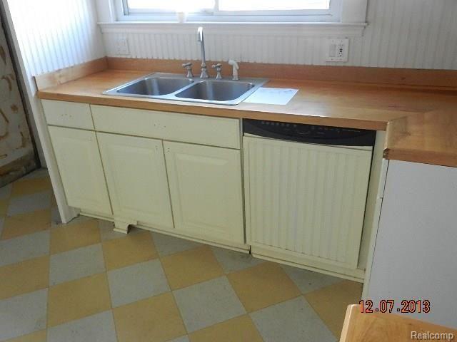 3250 Cumberland Road Berkley, MI 48072 - Photo 14 of 27 DSCN7341.jpg
