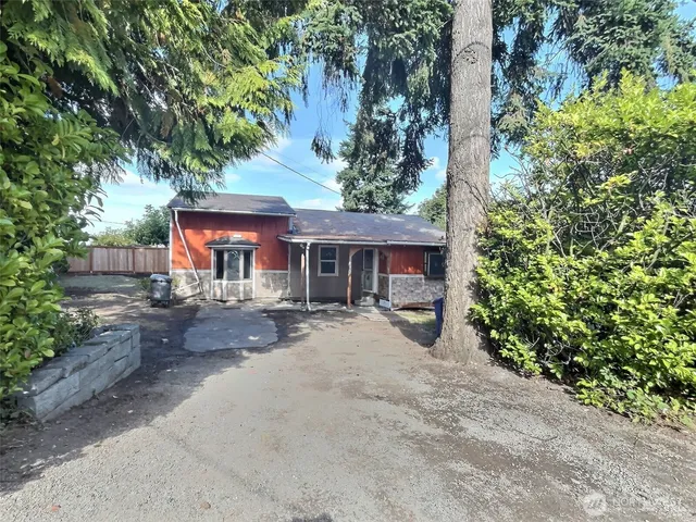 a view of a house with backyard and sitting area