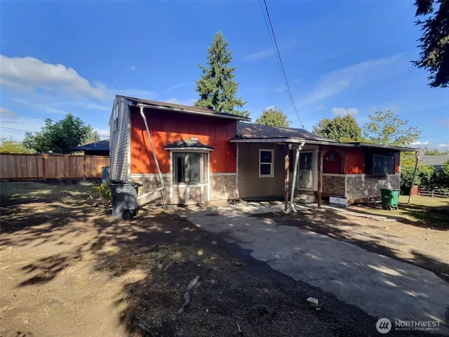 a view of a house with a yard