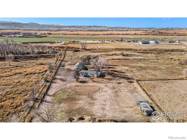 a black and white photo of a room