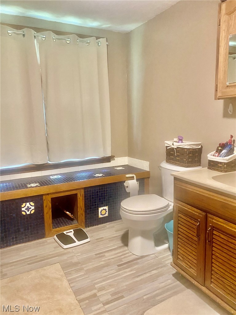 1070 North Road Southeast Warren, OH 44484 - Photo 9 of 19 second full bath upper level