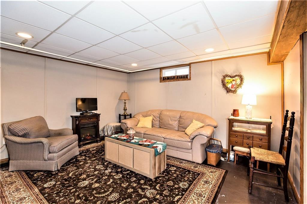 8 Oceanview Road Kennebunk, ME 04043 - Photo 14 of 17 ...a family room.