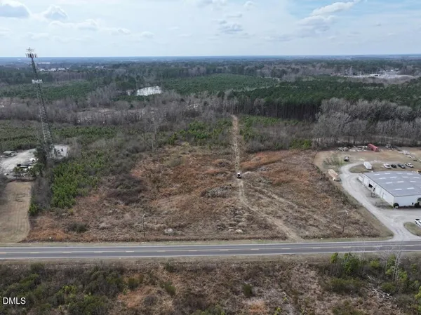 a view of a dry yard