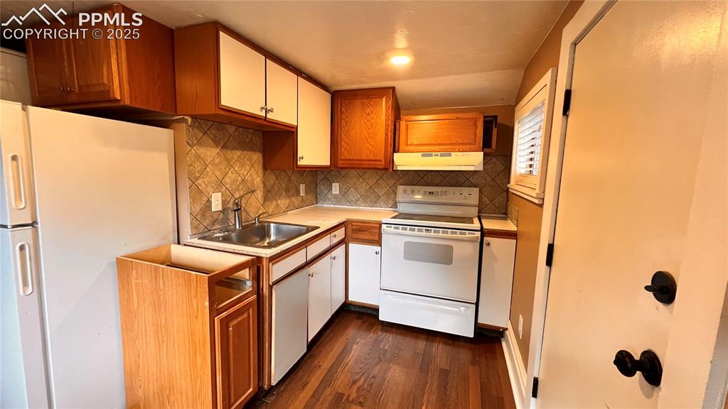 2004 Oak Way Colorado Springs, CO 80906 - Photo 23 of 25 Cottage kitchen