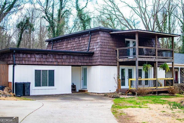 a view of a house with yard and plants
