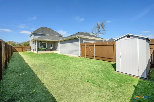 a view of a front of house with a yard