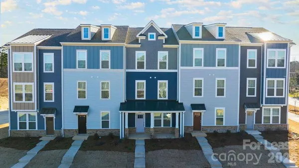 $2,575 | 1018 Fairway Green Lane, Unit LANDON 4BR, Charlotte, NC 28216