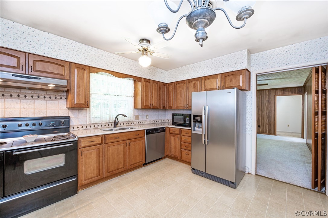 531 Huntington Road Colonial Heights, VA 23834 - Photo 11 of 25 Eat-in kitchen view to the Kenmore gourmet electri