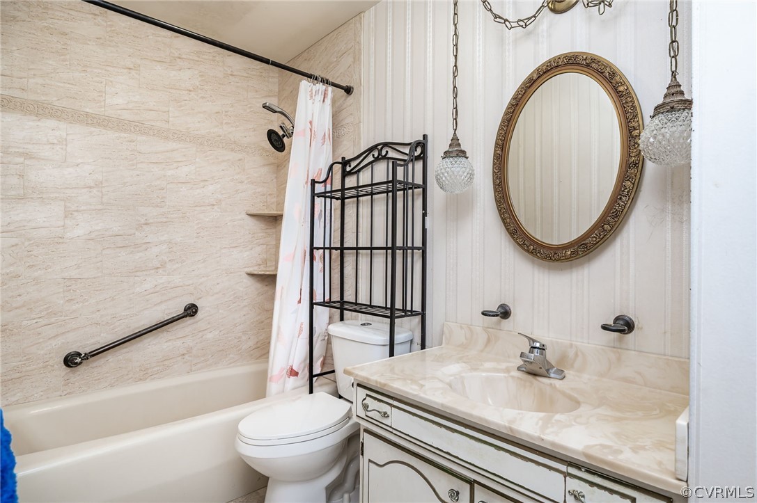 531 Huntington Road Colonial Heights, VA 23834 - Photo 16 of 25 11X5 primary bathroom with a 2X1 linen closet, vie