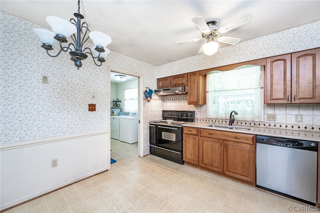 531 Huntington Road Colonial Heights, VA 23834 - Photo 10 of 25 Eat-in kitchen view into the laundry/utility room,