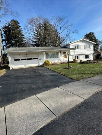 $264,700 | 40 Flagstaff Drive, Irondequoit, NY 14622