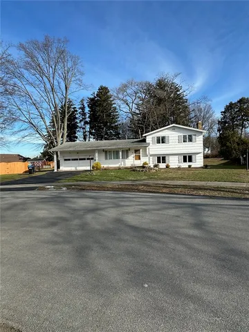 $255,000 | 40 Flagstaff Drive, Irondequoit, NY 14622