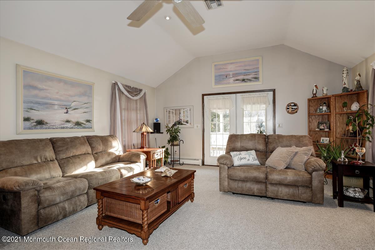 322 South Stump Tavern Road Jackson, NJ 08527 - Photo 13 of 47 Living Room/Family Foomng