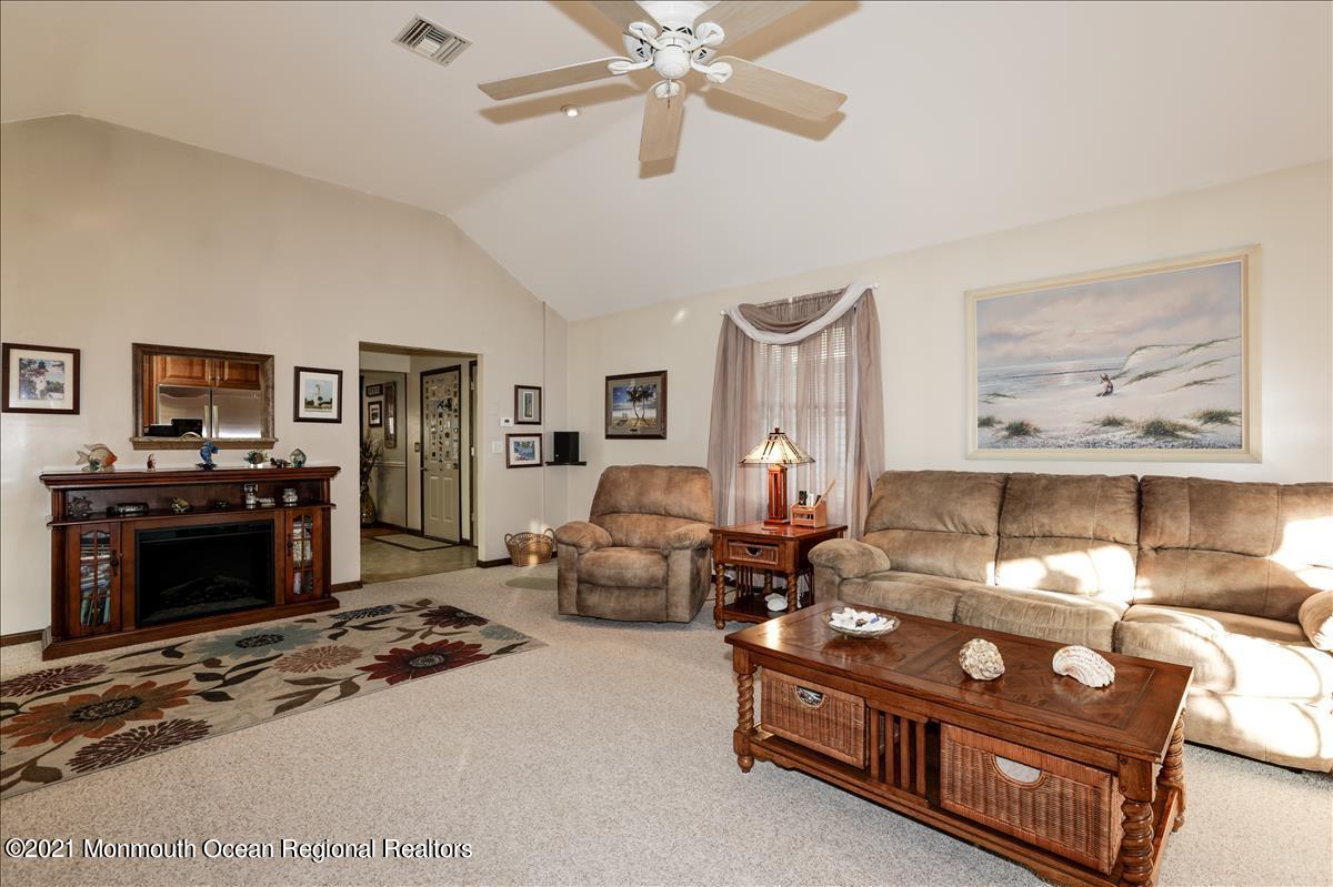 322 South Stump Tavern Road Jackson, NJ 08527 - Photo 15 of 47 Living Room/Family Room