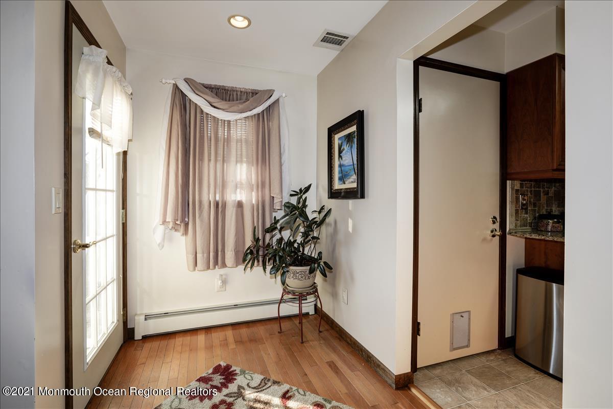 322 South Stump Tavern Road Jackson, NJ 08527 - Photo 17 of 47 Rear Foyer