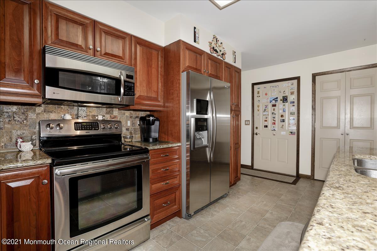 322 South Stump Tavern Road Jackson, NJ 08527 - Photo 10 of 47 Updated Kitchen w/ SS Appliances
