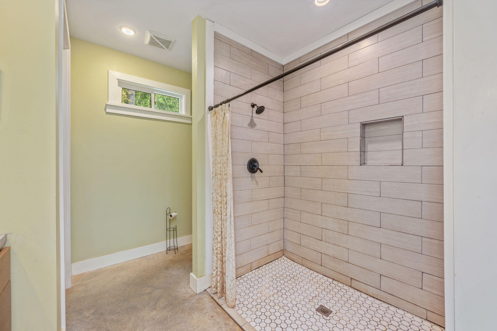 276 Squirrel Road DeFuniak Springs, FL 32433 - Photo 23 of 37 Walk in shower