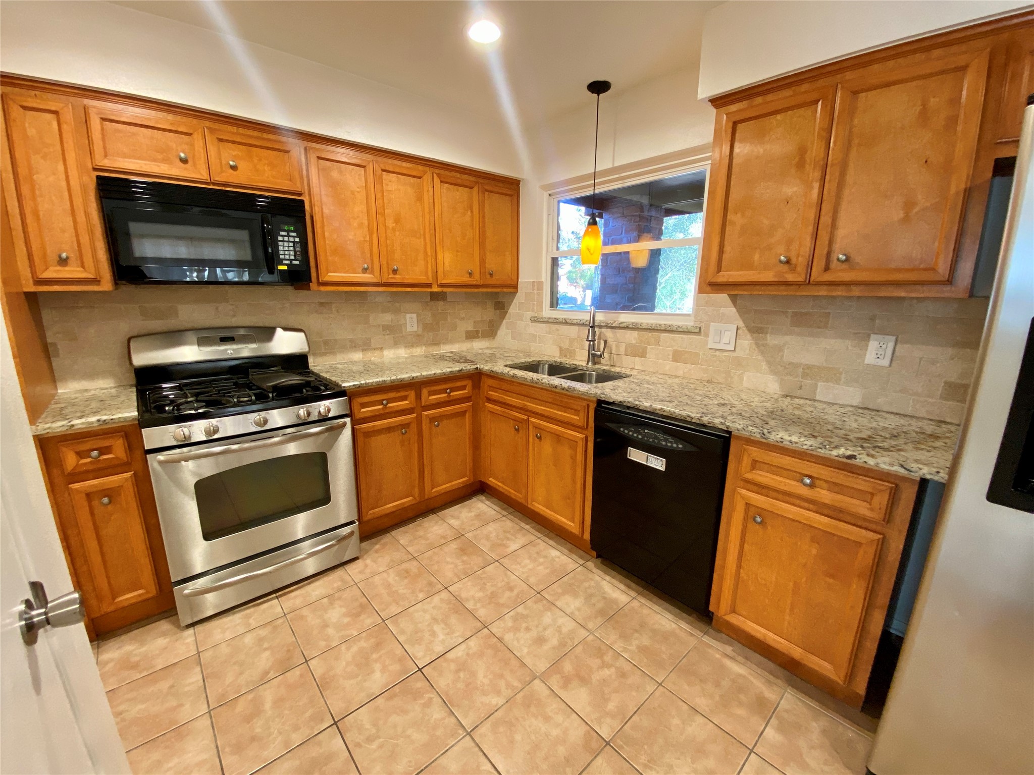 2 North Waxberry Road The Woodlands, TX 77381 - Photo 10 of 28