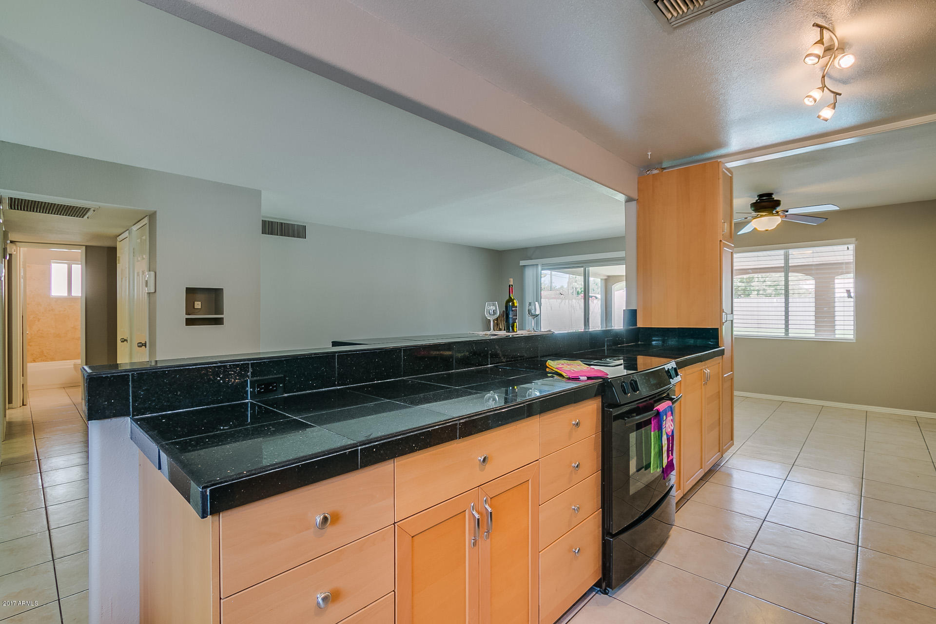 3018 East Cheery Lynn Road Phoenix, AZ 85016 - Photo 4 of 21 Kitchen w high bar area