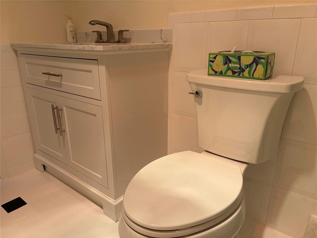 2500 East Las Olas Boulevard, Unit 308 Fort Lauderdale, FL 33301 - Photo 14 of 26 a bathroom with a toilet and a sink