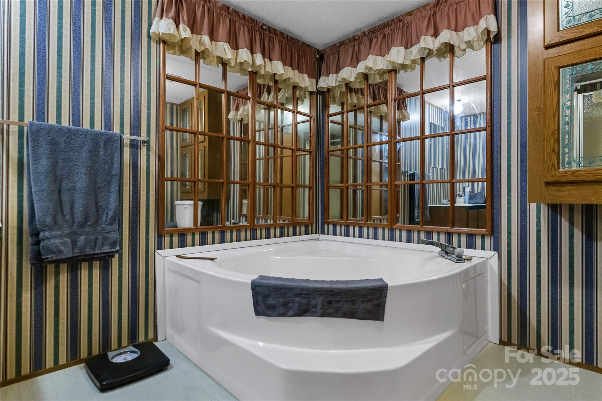 43 Goose Creek Road Swannanoa, NC 28778 - Photo 13 of 25 a bathroom with bathtub and shower