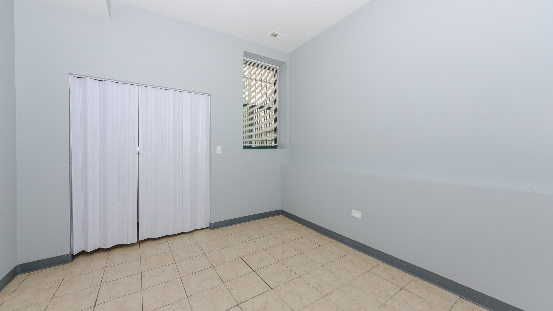 2211 East 69th Street, Unit G Chicago, IL 60649 - Photo 7 of 9 a view of room and window