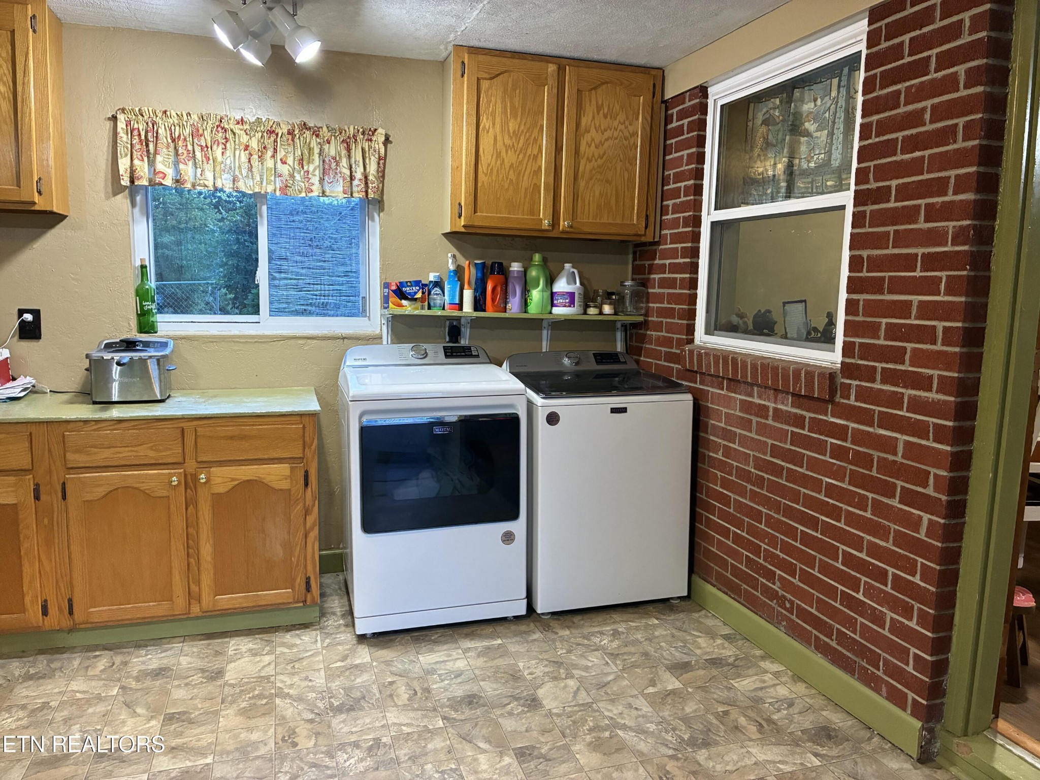 1907 Tazewell Pike Corryton, TN 37721 - Photo 14 of 42 a utility room with stainless steel appliances granite countertop a stove a sink and a refrigerator