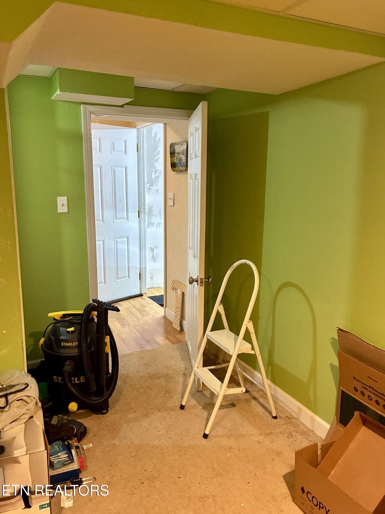 1907 Tazewell Pike Corryton, TN 37721 - Photo 34 of 42 a room with furniture and a potted plant