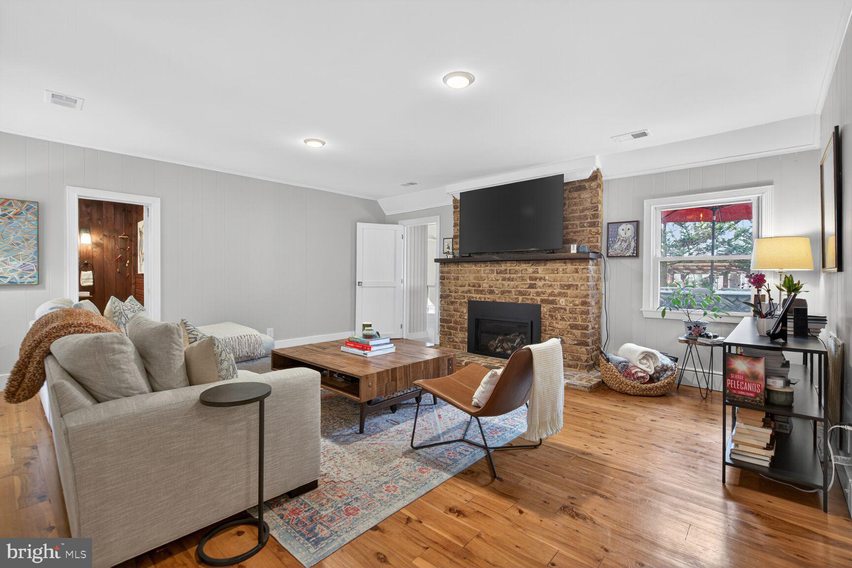 17641 Raven Rocks Road Bluemont, VA 20135 - Photo 28 of 109 Australian Cypress in the Living Room