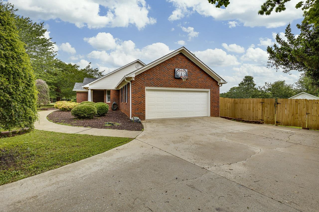 409 Cresthaven Drive Boiling Springs, SC 29316 - Photo 3 of 44