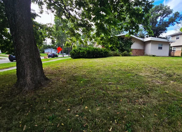 a view of a house with a backyard