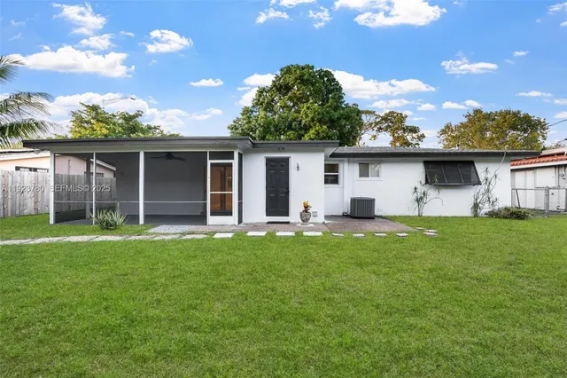 a view of a house with backyard
