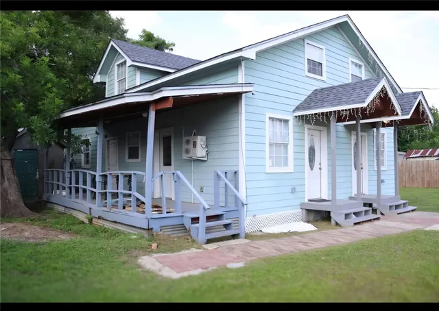 a view of house with backyard