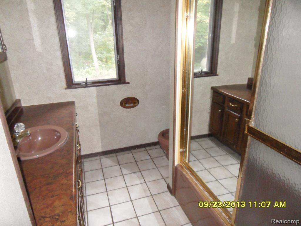 1741 Cochrane Road Allenton, MI 48002 - Photo 9 of 22 bath - shared.jpg