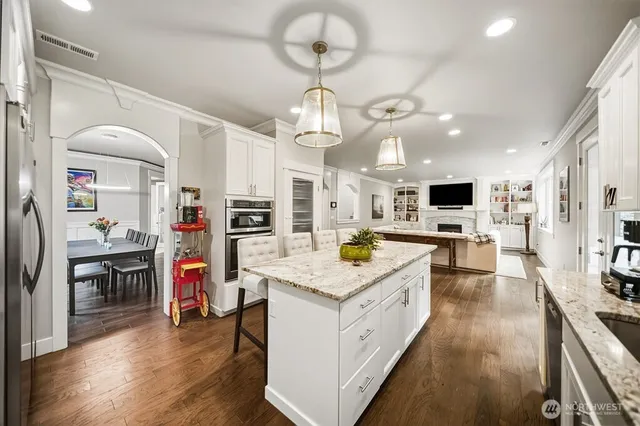 a large kitchen with kitchen island a large island in it