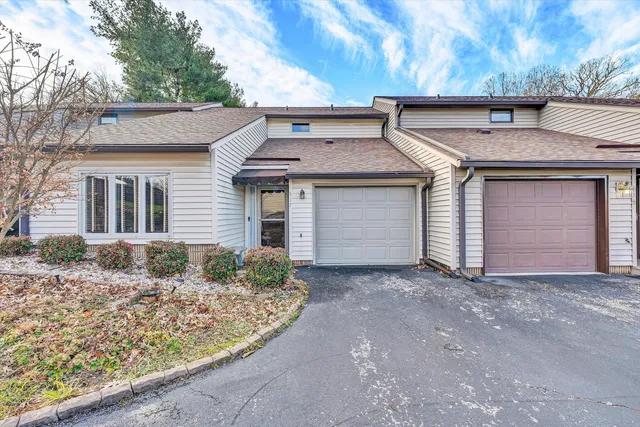 $219,950 | 517 Dillon Drive, Vinton, VA 24179