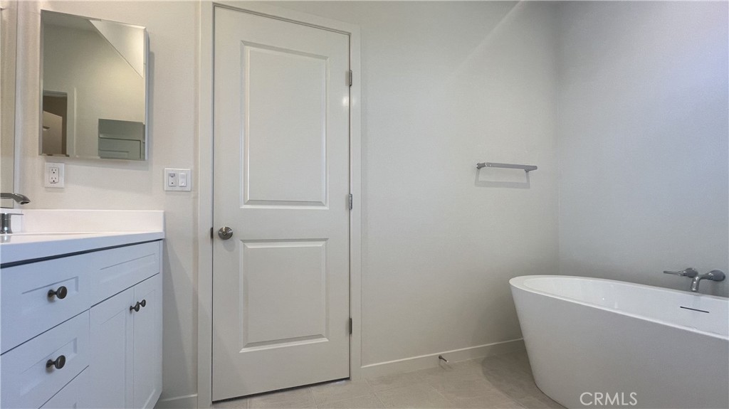 110 Sunnyside Irvine, CA 92618 - Photo 20 of 30 a bathroom with a bathtub and sink