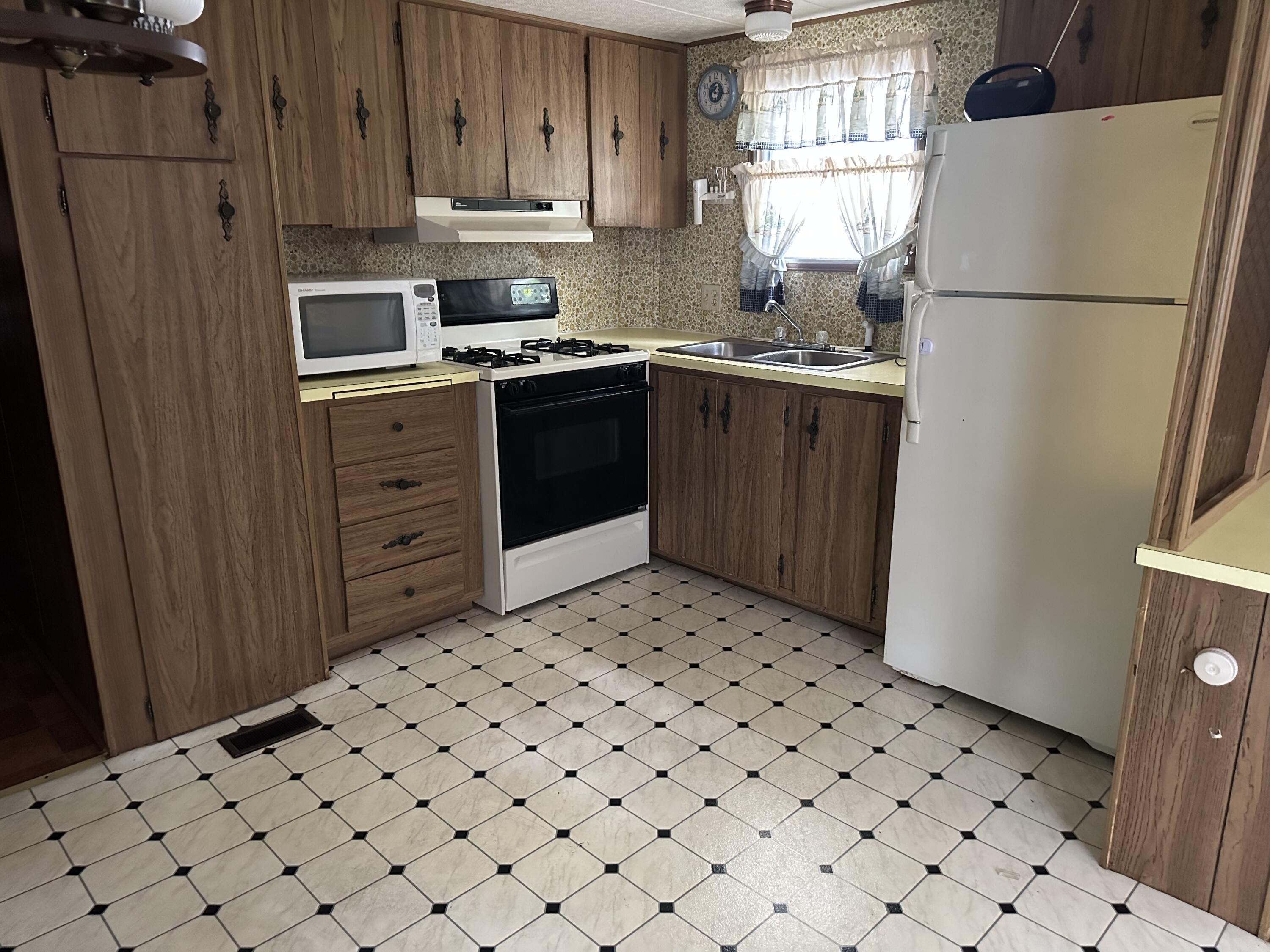 333 Middle Road Oakland, ME 04963 - Photo 7 of 27 Kitchen