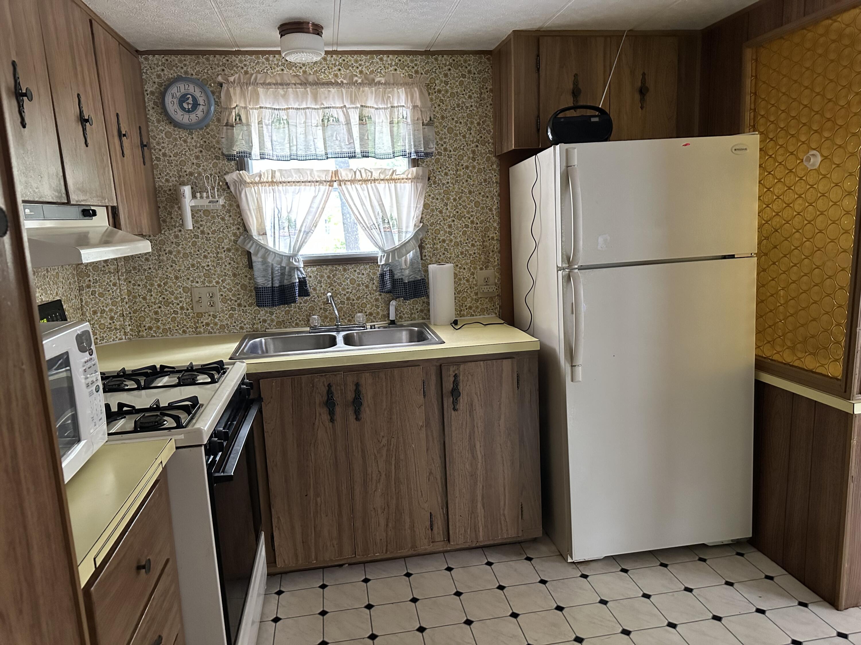 333 Middle Road Oakland, ME 04963 - Photo 8 of 27 Kitchen